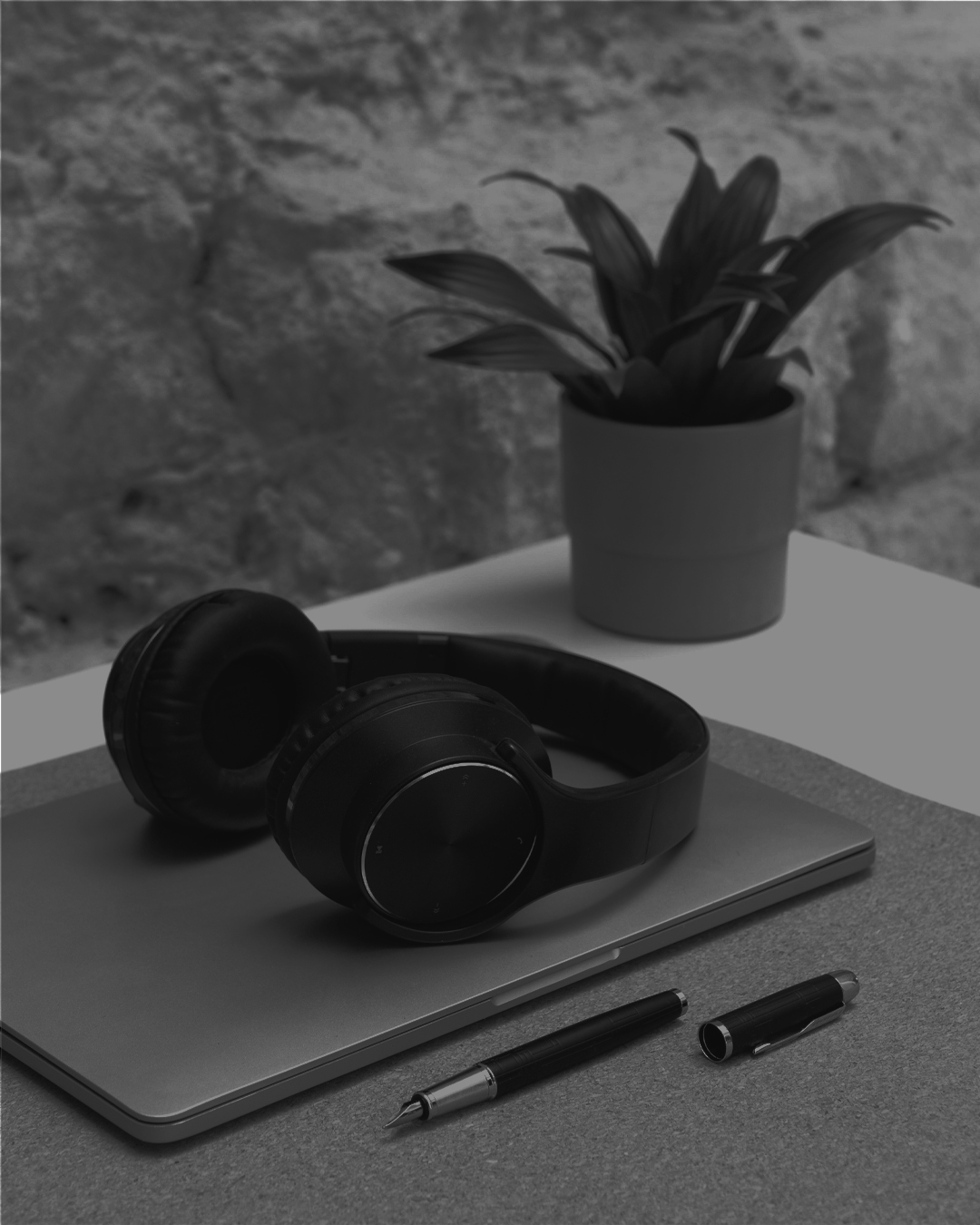 Cascos encima de un ordenador portátil para ilustrar la sección "transcripción"